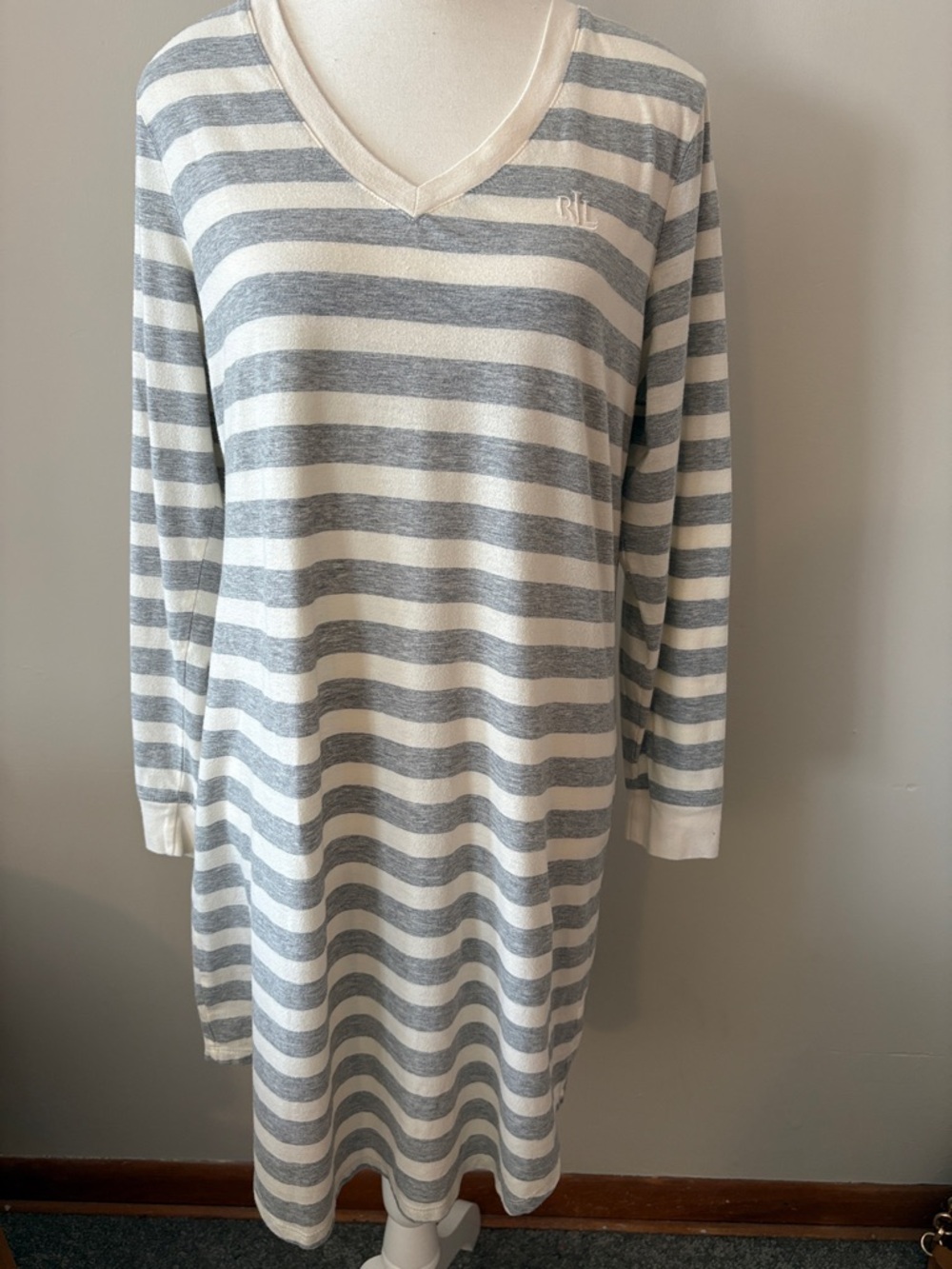 Ralph Lauren Striped V-Neck Night Long Sleeve Tee Shirt in Gray & Cream. Size L